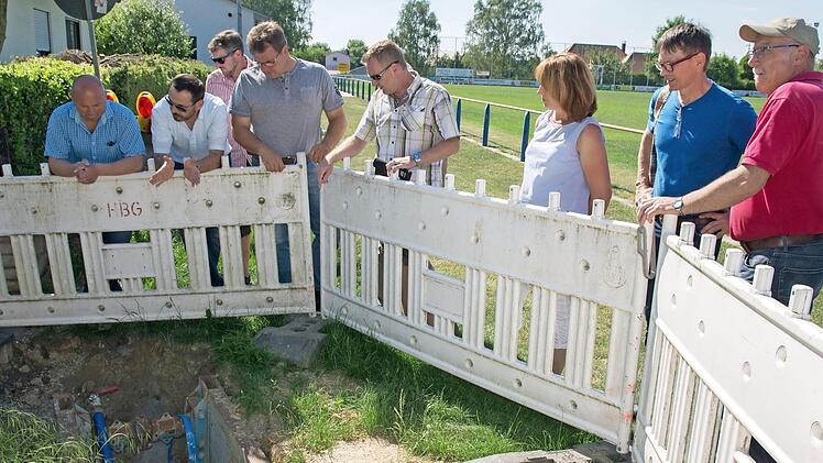 Der Bauausschuss Wonfurt informierte sich in Dampfach über den Fortschritt der Arbeiten an der Wasserleitung in der Seestraße.  Foto: Ulrike Langer