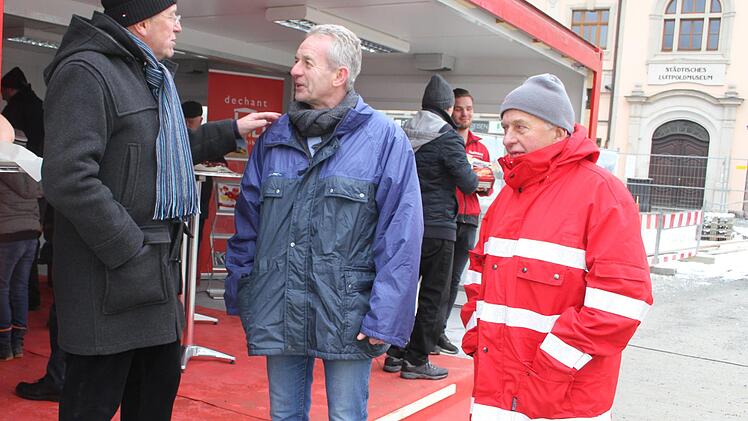 OB Henry Schramm diskutiert mit Alexander Meile (Mitte) und Alois Dechant (rechts), deren Firmen am Bau beteiligt sind. Foto: Sonny Adam