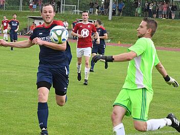 Das Hoffen und Bangen findet seine Fortsetzung beim TSV Rannungen um Michael Röder (links) und dem FC 06 Bad Kissingen um Keeper Florian Rottenberger.Hopf