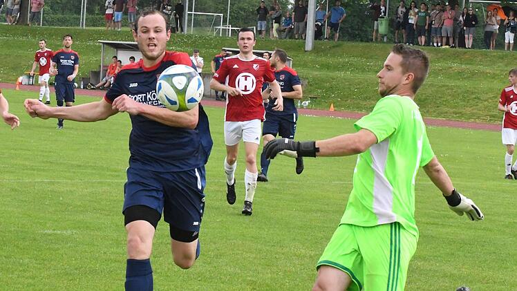 Das Hoffen und Bangen findet seine Fortsetzung beim TSV Rannungen um Michael Röder (links) und dem FC 06 Bad Kissingen um Keeper Florian Rottenberger.Hopf