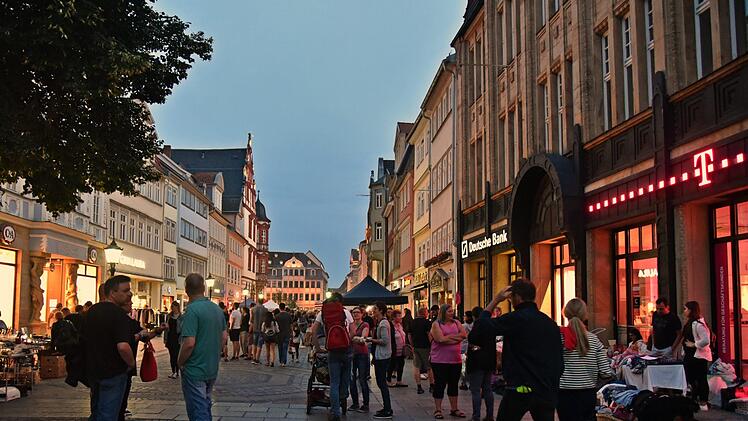 Faszination Nachtflohmarkt: Tausende Schnäppchenjäger strömten am Samstagabend zum Flohmarkt in die Coburger Innenstadt.Gabi Arnold