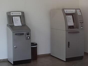 Kunden, die in die SB-Filiale in Höchstadt-Süd wollen, stehen vor verschlossenen Türen. Die Automatengeschäftsstelle wurde außer Betrieb genommen. Fotos: Franziska Rieger