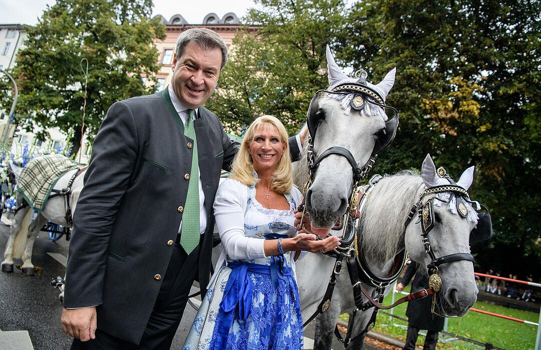 Busseln und Bier: Die Promis auf dem ersten Wiesn-Wochenende feiern um die Wette