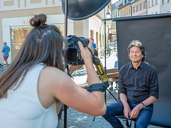 Reiner Dietz vom Bürgerverein Mitte lässt sich von Sonja Seufferth fotografieren. Foto: Lea Schreiber