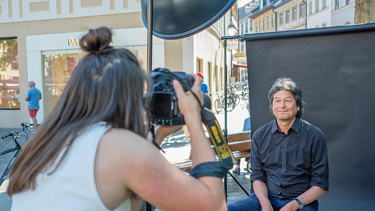 Reiner Dietz vom Bürgerverein Mitte lässt sich von Sonja Seufferth fotografieren. Foto: Lea Schreiber