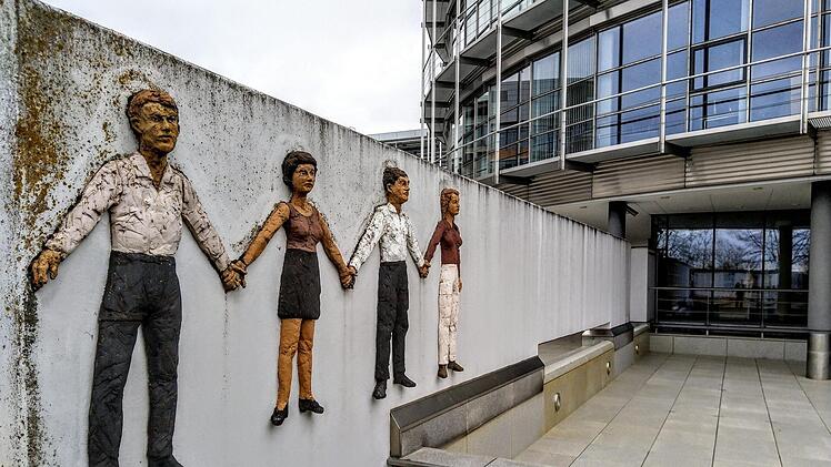 Stephan Balkenhols "Menschenkette" vor dem HUK-Gebäude auf der Bertelsdorfer HöheFoto: Jochen Berger