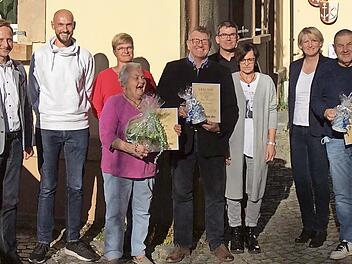 Ehrungen bei der IG Willmersreuth; im Bild (mit Urkunden, von links) die treuen Mitglieder Anita Weber, Dieter Passing und Erich Jahreiß mit den Vorstandsmitgliedern und Bürgermeister Robert Bosch