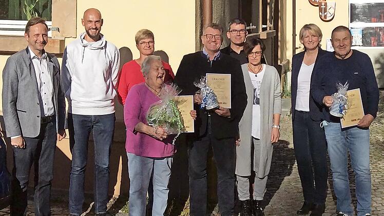 Ehrungen bei der IG Willmersreuth; im Bild (mit Urkunden, von links) die treuen Mitglieder Anita Weber, Dieter Passing und Erich Jahreiß mit den Vorstandsmitgliedern und Bürgermeister Robert Bosch