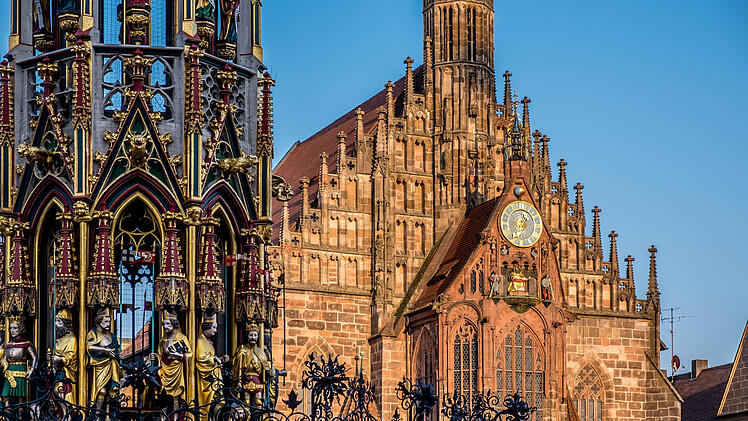 Sch&ouml;ner Brunnen und Frauenkirche am N&uuml;rnberger Hauptmarkt