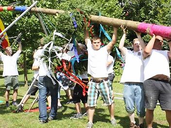 Mit vereinten Kräften stemmten die Mitglieder von Hüttla und Ponderosa den 27 Meter langen Kerwasbaum in die Höhe.  Foto: Sonja Werner