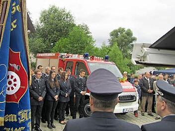 Stolz und Herausforderung: Mit dem neuen Löschfahrzeug ist die Feuerwehr Klosterlangheim bestens ausgestattet.  Foto: Eideloth