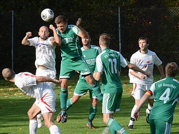 Augen zu und durch: Alexandru Ijac vom FC Bad Brückenau (links) und der Ramsthaler Matthias Mock begegnen sich im Luftduell.  Foto: ssp