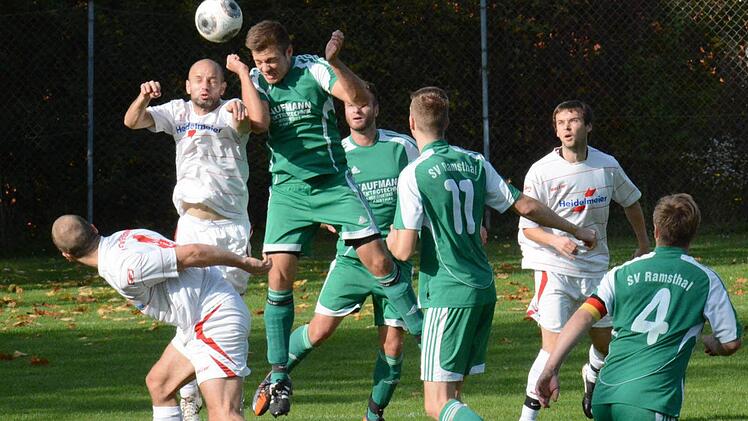 Augen zu und durch: Alexandru Ijac vom FC Bad Brückenau (links) und der Ramsthaler Matthias Mock begegnen sich im Luftduell.  Foto: ssp