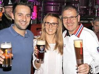 Simon Friedrich (links) mit Braumeister Georg Rittmayer und der Bierkönigin der Brauerei Rittmayer, Katharina Eichinger aus Pinzberg, präsentieren die drei Bock-Sorten  Foto: Mathias Erlwein