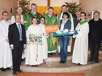In Ziegelerden wurde Pater Johannes Effern im Rahmen eines Gottesdienstes verabschiedet und sein Nachfolger, Pater Gottfried Hofer, vorgestellt. Im Bild (v. l.) Pfarrgemeinderat Christian Behner, Ralf Völkl, Pater Gottfried Hofer, Stadtpfarrer Thomas Teuchgräber mit den Ministranten, Pater Johannes Effern, Rektor Werner Pieper, Anja Behner, Kirchenpfleger Armin Herbst, Annika Behner und Karl Schneider Foto: Ingrid Völkl