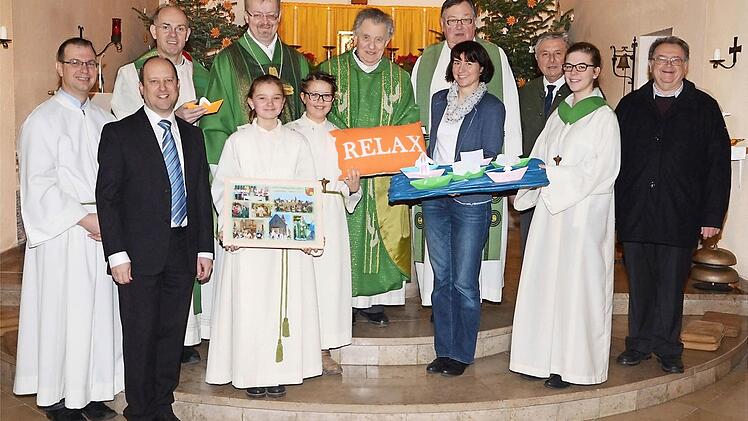In Ziegelerden wurde Pater Johannes Effern im Rahmen eines Gottesdienstes verabschiedet und sein Nachfolger, Pater Gottfried Hofer, vorgestellt. Im Bild (v. l.) Pfarrgemeinderat Christian Behner, Ralf Völkl, Pater Gottfried Hofer, Stadtpfarrer Thomas Teuchgräber mit den Ministranten, Pater Johannes Effern, Rektor Werner Pieper, Anja Behner, Kirchenpfleger Armin Herbst, Annika Behner und Karl Schneider Foto: Ingrid Völkl