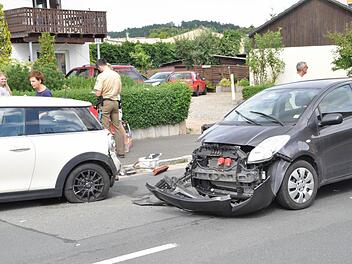 Beim Unfall in der Mainleuser Hauptstraße wurden der Toyota des Unfallverursachers (rechts), ein Mini und ein VW Golf (nicht im Bild) beschädigt. Foto: Karl Heinz Weber