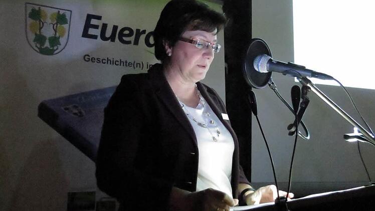 Bürgermeister Patricia Schießer bei der Begrüßung und Einstimmung  Foto: Doris Bauer