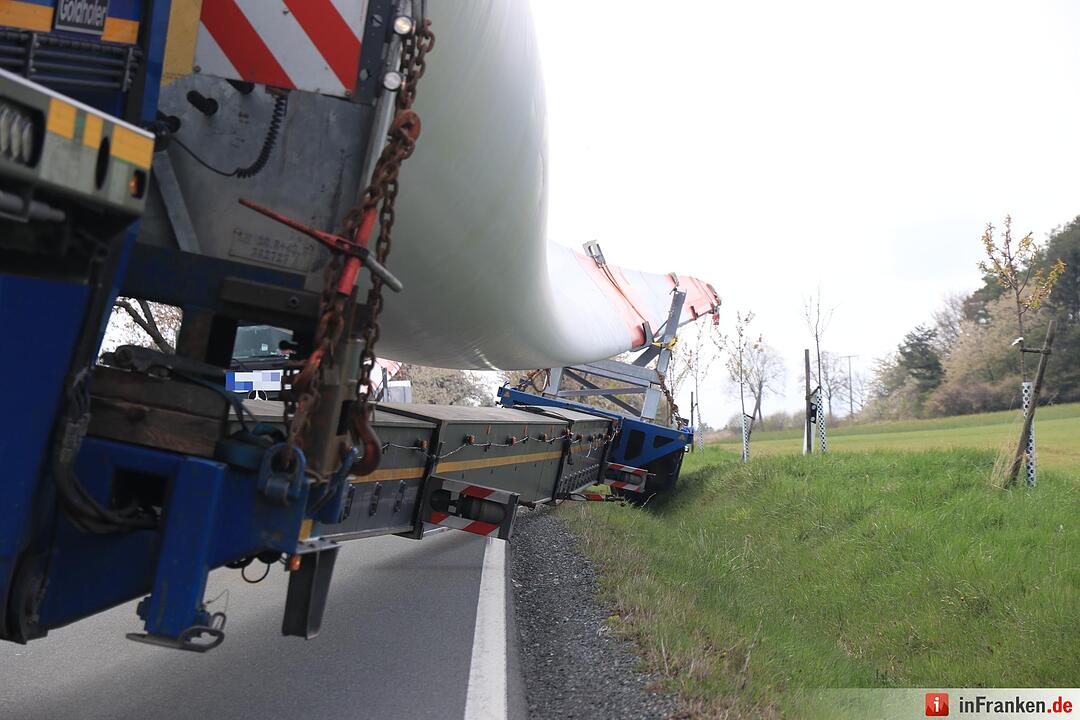Schwertransport mit Windradflügel landet bei Thurnau im Graben
