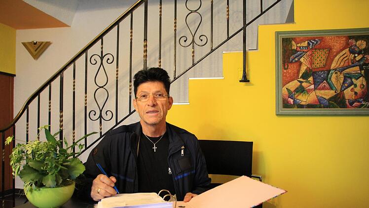 Carlos Castillo am Empfang seines komplett renovierten Gasthofs.  Foto: Andreas Dorsch