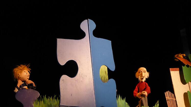 Bärbel Seitz und Rainer Hipp vom "münchner puzzletheater", spielten die Geschichte mit Hand- und Stabpuppen mit.  Fotos: Thomas Ahnert