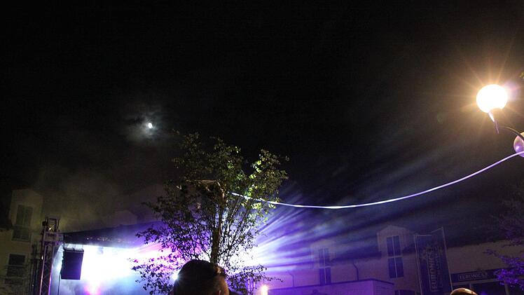Bis in die Nacht feierte die Menge vor der Jugendbühne auf dem Sinnauplatz. Foto: Alexander Martin