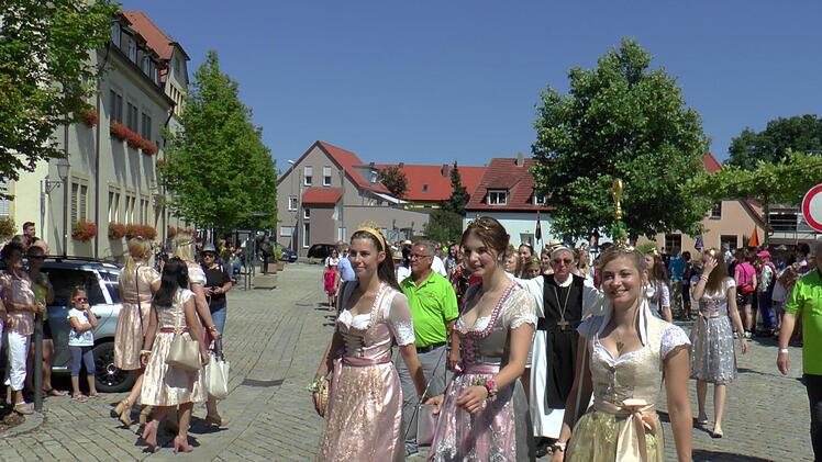 Mit einem Festzug wurde das Weinfest eröffnet.