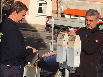 Ein letztes Mal werden diese Parkuhren vom künftigen Zweiten Gerätewart Ricardo Ciolka und Gerätewart Horst Schütz (beide Feuerwehr Kronach) geleert. Foto: Stefan Wicklein