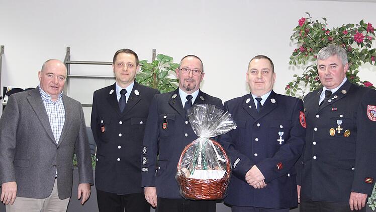 Versammlung bei der Werkfeuerwehr von Paul & Co (von links): Geschäftsführer Manfred Kunert, Kommandant Marius Stranzik, Michael Hackl (bisheriger zweiter Kommandant), Gregor Pasieka (neuer zweiter Kommandant) sowie Kreisbrandmeister Wolfgang Kenner. Foto: Sebastian Schmitt