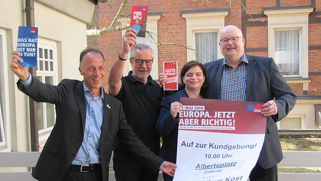 Der oberfr&auml;nkische DGB-Regionsgesch&auml;ftsf&uuml;hrer Mathias Eckardt, J&uuml;rgen Apfel und Nicole Ehrsam von der IG Metall und der Coburger DGB-Kreisvorsitzende Stefan B&uuml;hling (von links) haben alles f&uuml;r die Kundgebung am 1. Mai vorbereitet. Foto: Martin Koch
