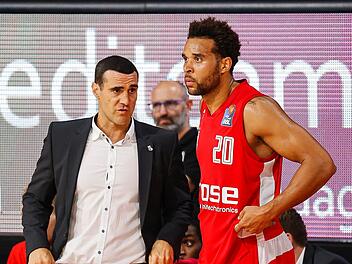 In der kommenden Saison nicht mehr bei Brose Bamberg. Trainer Roel Moors (links) und Kapitän Elias Harris. Foto: Daniel Löb