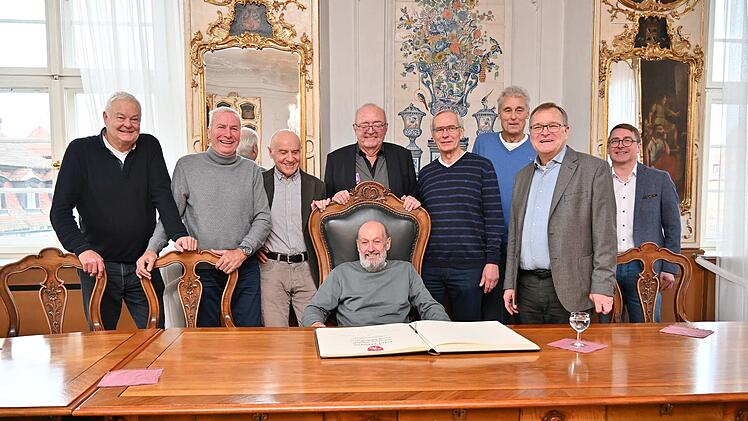 Bamberg: Aufstiegshelden feierten nachträglich 50. Jubiläum - und verewigen sich im Goldenen Buch