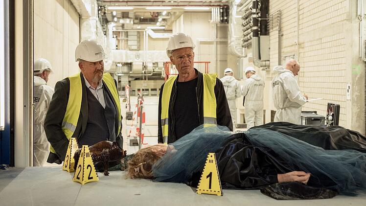 Mord an der Oper! Elli Zander (Ines Lutz), die R&uuml;stmeisterin, wird erschossen im Lastenaufzug aufgefunden. Max Ballauf (Klaus J. Behrendt) und Freddy Schenk (Dietmar B&auml;r, links) sehen sich den Fundort der Leiche an. Im Hintergrund macht Rechtsmediziner Dr. Joseph Roth (Joe Bausch, rechts) seine Arbeit.