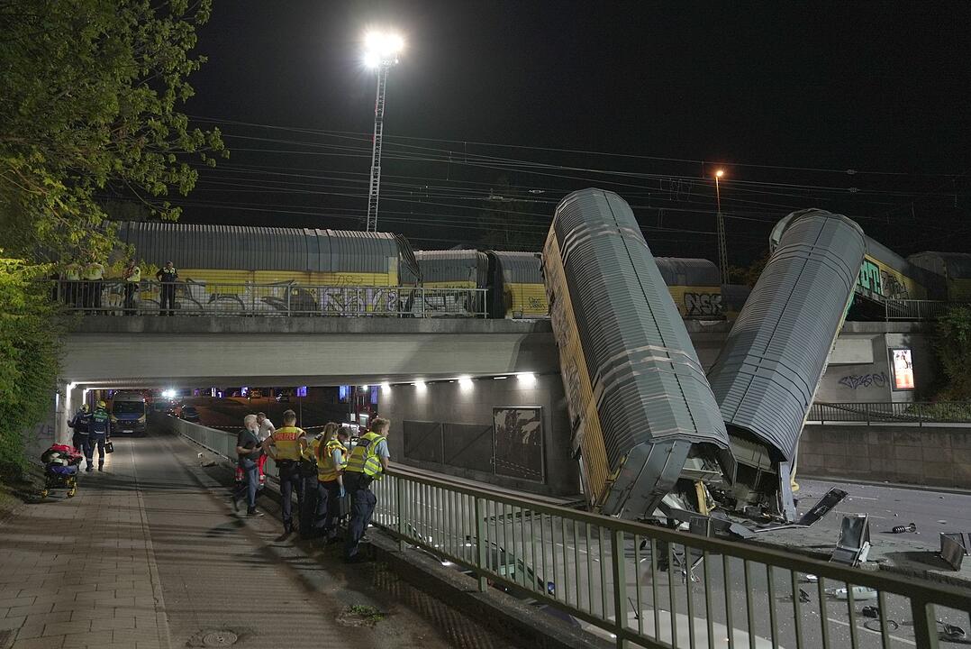 G&uuml;terzug st&uuml;rzt in M&uuml;nchen von Br&uuml;cke