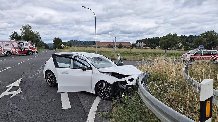 Rollerfahrer schwebt nach schwerem Unfall auf B303 im Kreis Coburg in Lebensgefahr