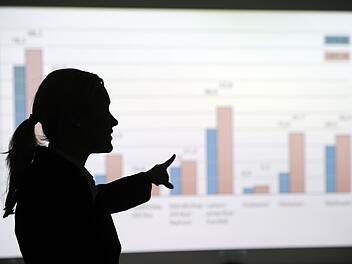 Eine Frau erkl&auml;rt eine Statistik.
