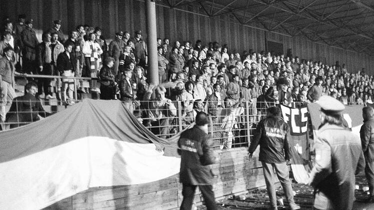 2600 Fans sehen den 3:2-Erfolg des SV Heidingsfeld (dunkle Hosen) &uuml;ber den FC Schweinfurt 05.