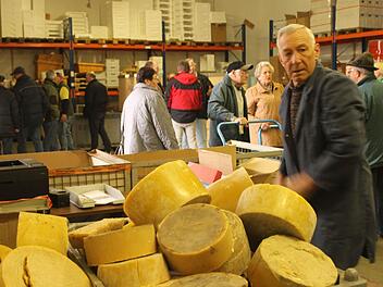 In der großen Halle lieferten die Imker ihr Wachs ab und kauften dafür Stellwände und andere Imkereiprodukte. Fotos: Günther Geiling