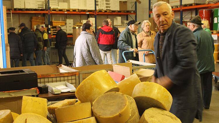 In der großen Halle lieferten die Imker ihr Wachs ab und kauften dafür Stellwände und andere Imkereiprodukte. Fotos: Günther Geiling
