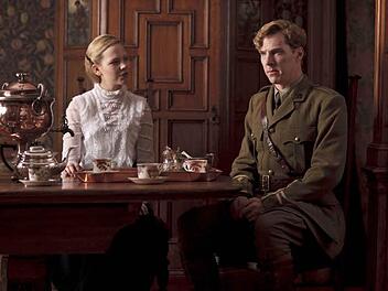Valentine (Adelaide Clemens) ist entsetzt, weil sich Christopher Tietjens (Benedict Cumberbatch) freiwillig zur Armee gemeldet hat. Foto: Arte France
