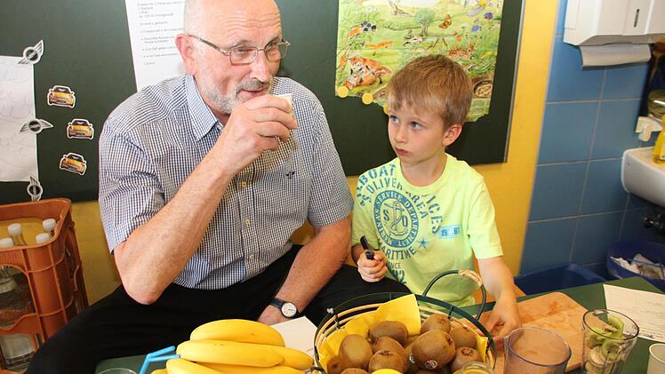 Seinem Opa schmeckt er sichtlich.