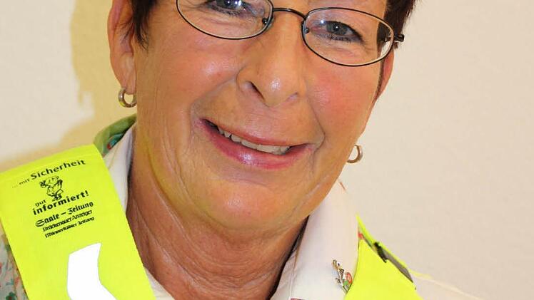 Seit dem Start 1982 begleitet Roswitha Kaufmann die Aktion. Damals habe sie Prokurist Otto Baumann immer begleitet, wenn die Mützen und Tücher ausgeteilt wurden. Seit etlichen Jahren kümmert sie sich eigenverantwortlich um diese Aktion.