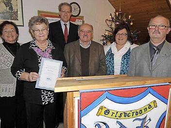 Hella Reinke, Martha Körner, German Hacker, Erwin Neid, Gabriele Winkelmann und Helmut Winkelmann (v. l.) bei der Ehrung Foto: Roland Meister