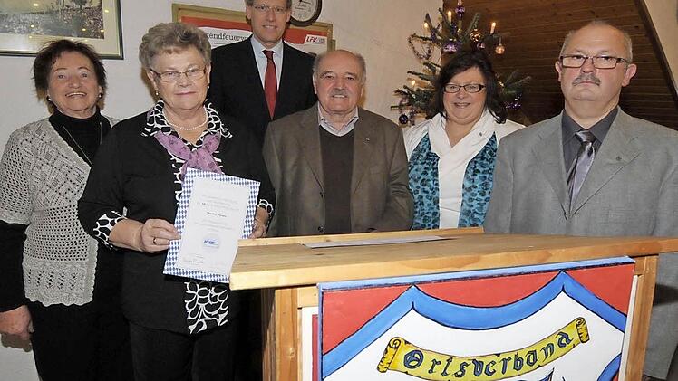 Hella Reinke, Martha Körner, German Hacker, Erwin Neid, Gabriele Winkelmann und Helmut Winkelmann (v. l.) bei der Ehrung Foto: Roland Meister