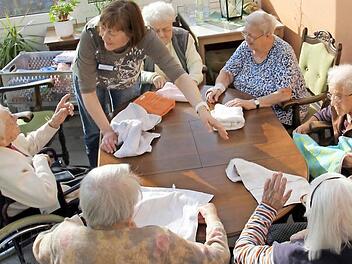 Beim Richten der Wäsche: Charlotte Wilk, Betty Wesche, Margarete Eyersheim, Loni Klaus, Anna Kraft und Herta Strätz (von links). Fotos: Ralf Kestel