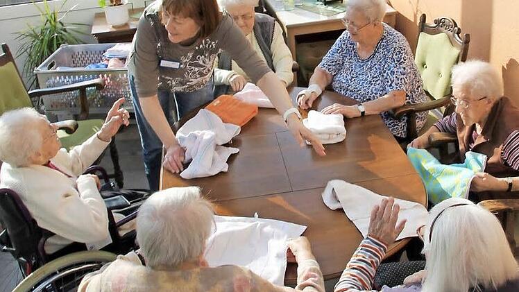 Beim Richten der Wäsche: Charlotte Wilk, Betty Wesche, Margarete Eyersheim, Loni Klaus, Anna Kraft und Herta Strätz (von links). Fotos: Ralf Kestel