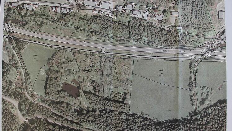 Zwischen dem Verlauf der Wilden Rodach und der Bundesstraße soll das Staubecken errichtet werden.