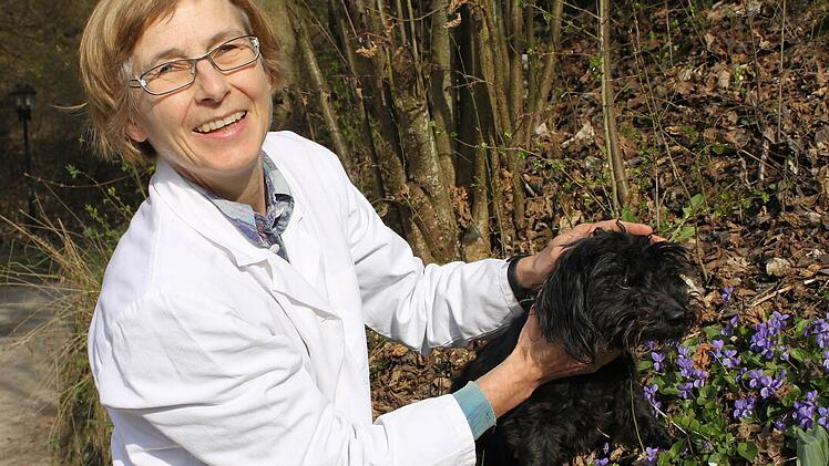 Hundedame Josy ist bei Frauchen und Tierärztin Barbara Rakow in guten Händen. Trotzdem mag der Pudel-Dackel-Mischling es gar nicht, früher aufzustehen. Den Tieren passt die Zeitumstellung bisweilen ebenso wenig wie manchen Menschen. Foto: Katja Kölbl