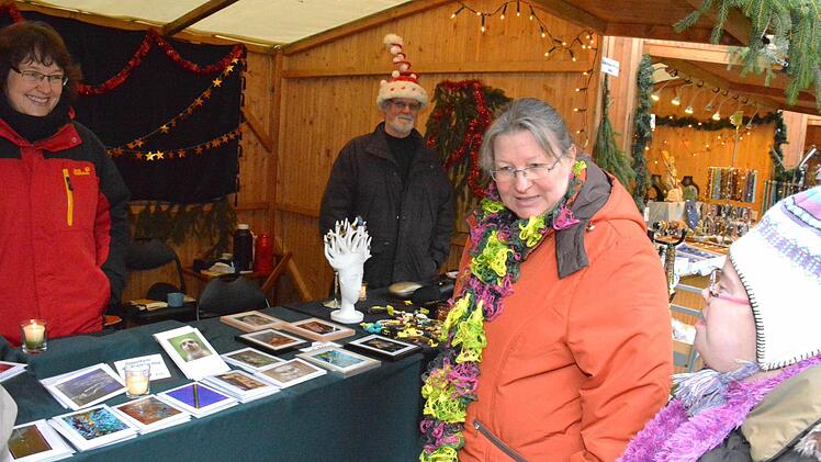 Die Weihnachtsstände vor dem Schloss boten allerhand für das bevorstehende Weihnachten. Foto: Schmidt