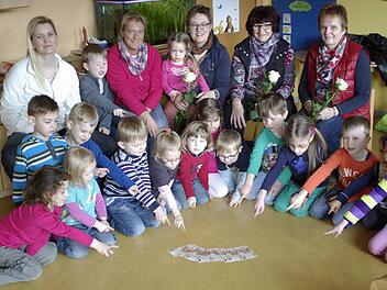 Die Gymnastikdamen haben der Kinderoase Machtilshausen eine Spende überreicht. Foto: Winfried Ehling